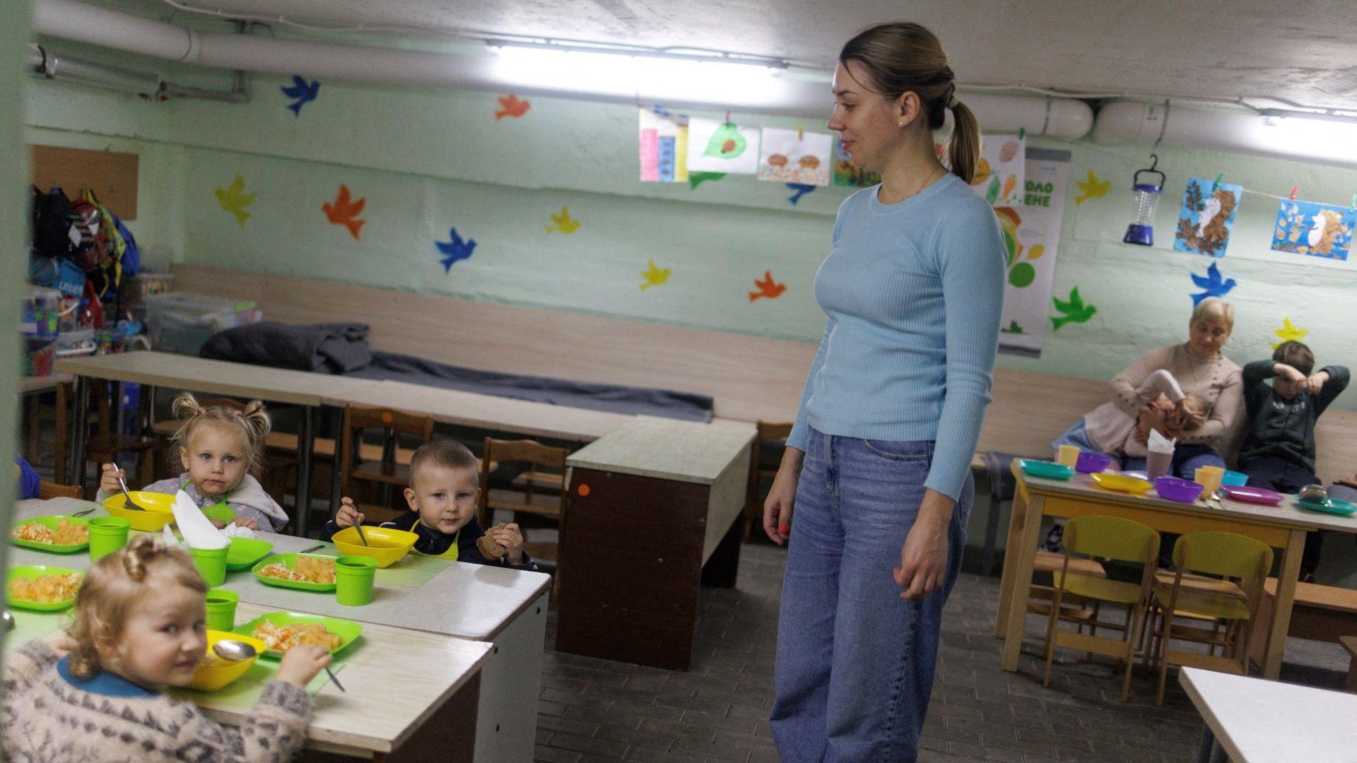 Ruski vazdušni napadi se nastavljaju: deca iz vrtića jedu obrok u skloništu tokom trajanja vazdušne opasnosti i nestanka struje dok Rusija gađa infrastrukturu u Černigovu