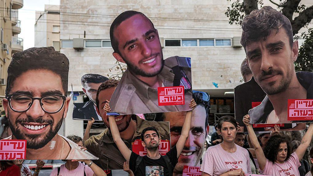 Ljudi drže velike fotografije talaca koje je oteo Hamas na protestu u Tel Avivu  21. juna 2025. 