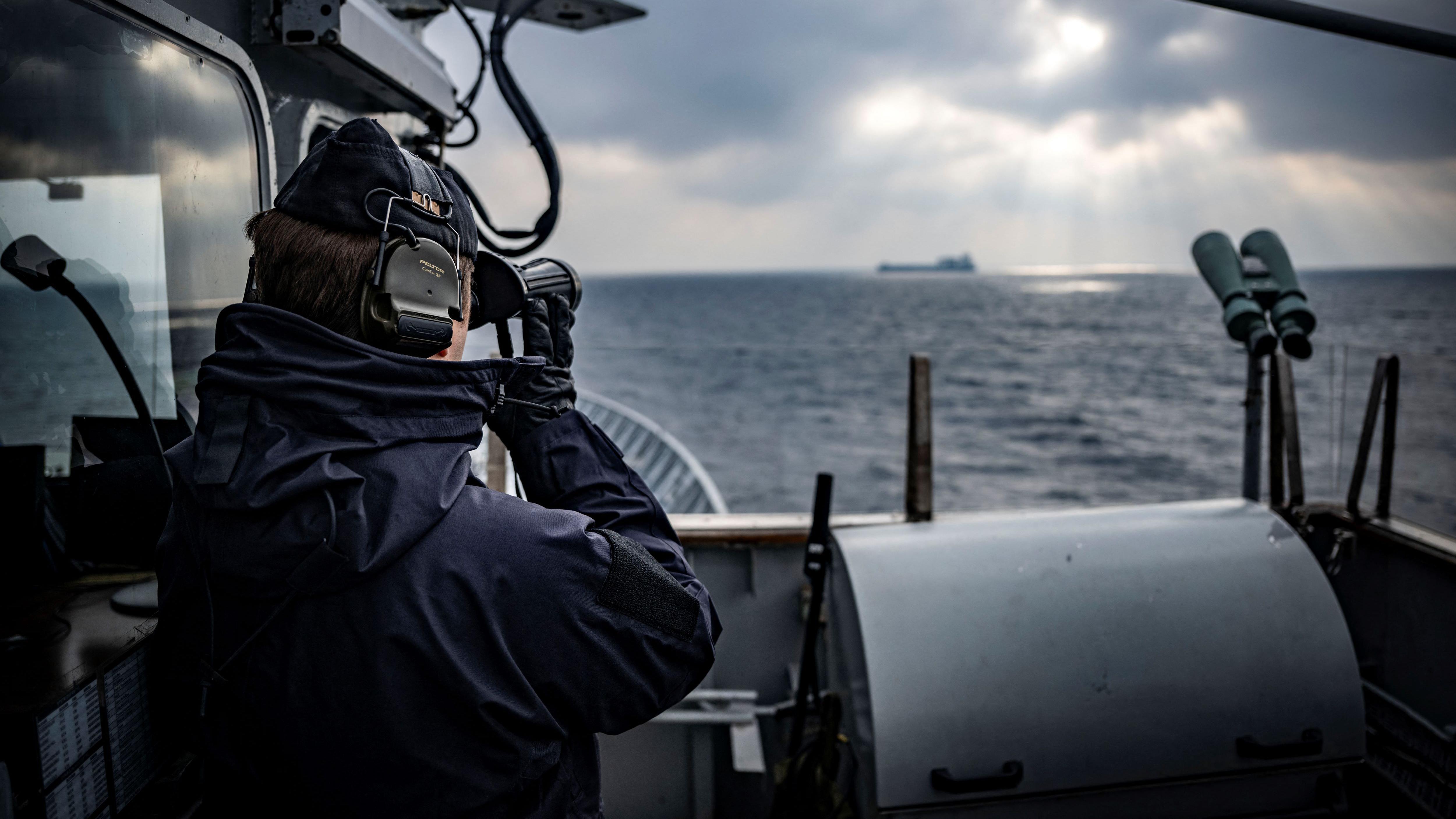 Patrolni brod HSwMS Karlskrona kontroliše teretni brod uz švedsku obalu, u sklopu misije NATO Baltički stražar