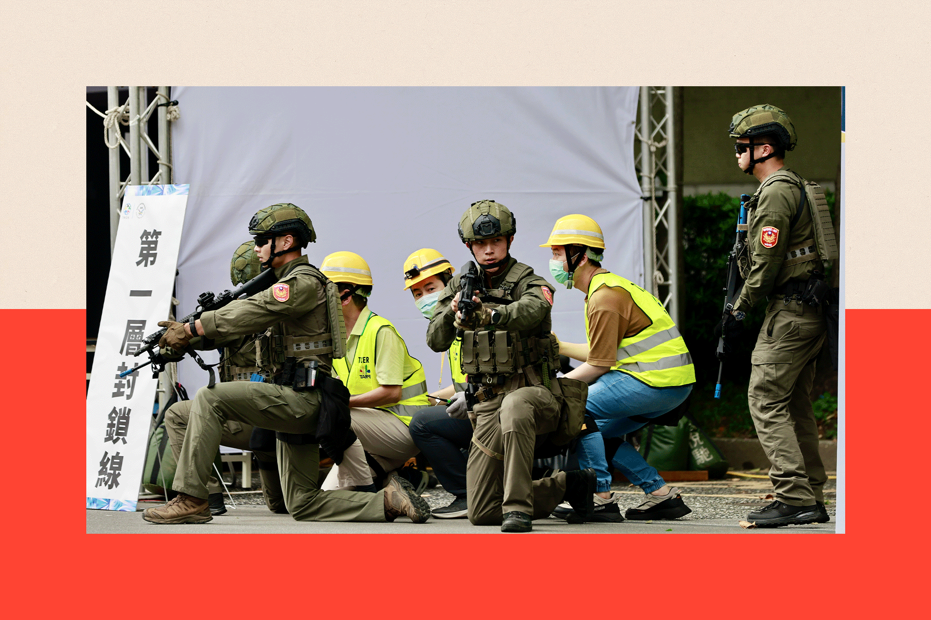 Lažna krv i simulacija raketnog napada: Kako se Tajvan priprema za kineski napad 5 U Tajpeju, ljudi su vežbali gašenje požara i spuštanje niz zgrade