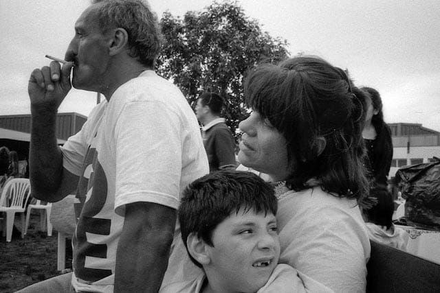 Crno-bela fotografija prikazuje Andreu i Aleha, koji puši cigaretu i nosi belu majicu, kako sede napolju i gledaju van kadra, dok mladi Hoakin, pored Andree, gleda u suprotnom smeru sa zbunjenim izrazom lica.
