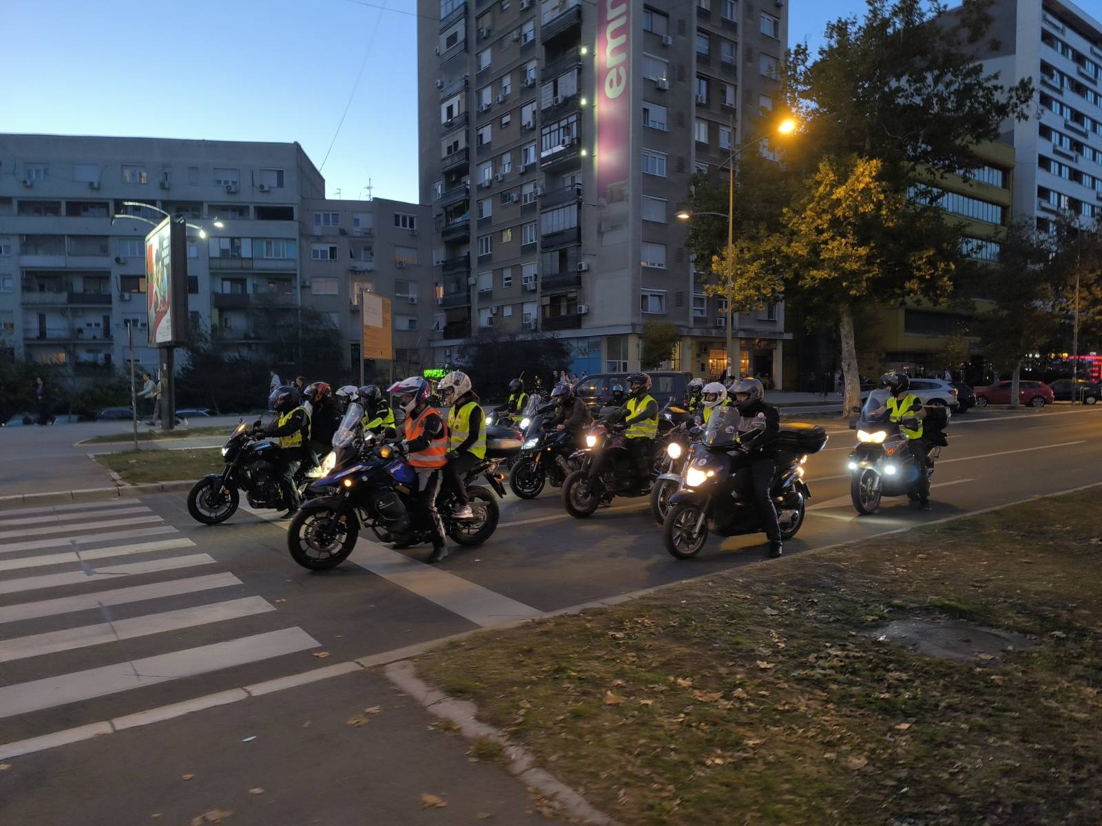 "Vidimo se sutra i svakog drugog dana dok ne bude pravde": Sa 16 minuta tišine i 16 lampiona završen komemorativni skup u Novom Sadu (FOTO/VIDEO) 5