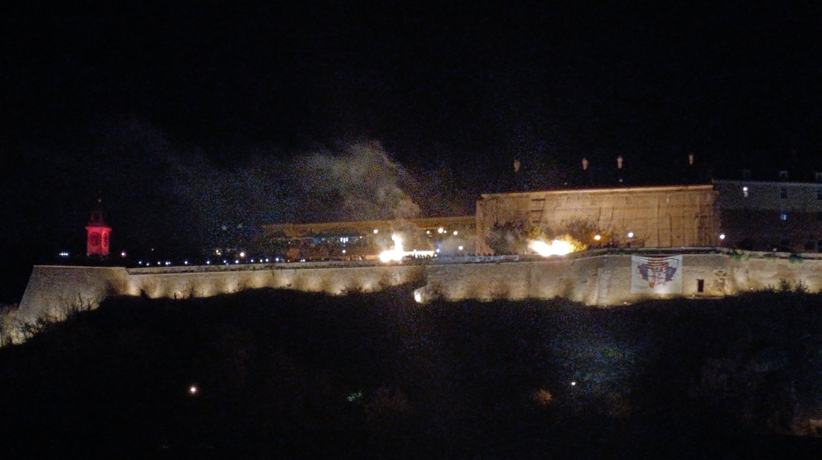 „Holnap találkozunk, és minden másnap, amíg igazságot nem szolgáltatnak”: 16 perc csenddel és 16 lámpással ért véget az újvidéki megemlékező tüntetés (FOTÓ/VIDEÓ) 2