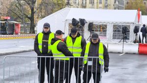 Reporter Danasa ispred Ćacilenda: Žitelji šatorskog naselja izgurali Dijanu Hrku, jednom čoveku pretili (FOTO, VIDEO) 3