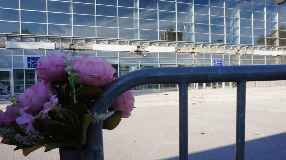 Šef Delegacije EU u Srbiji fon Bekerat u Novom Sadu odao poštu stradalima na Železničkoj stanici 1