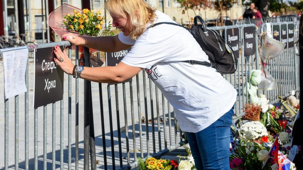 Pokažimo da nije sama, ova borba nije samo njena: Podrška Dijani Hrki na Đačkom trgu u Kragujevcu 1