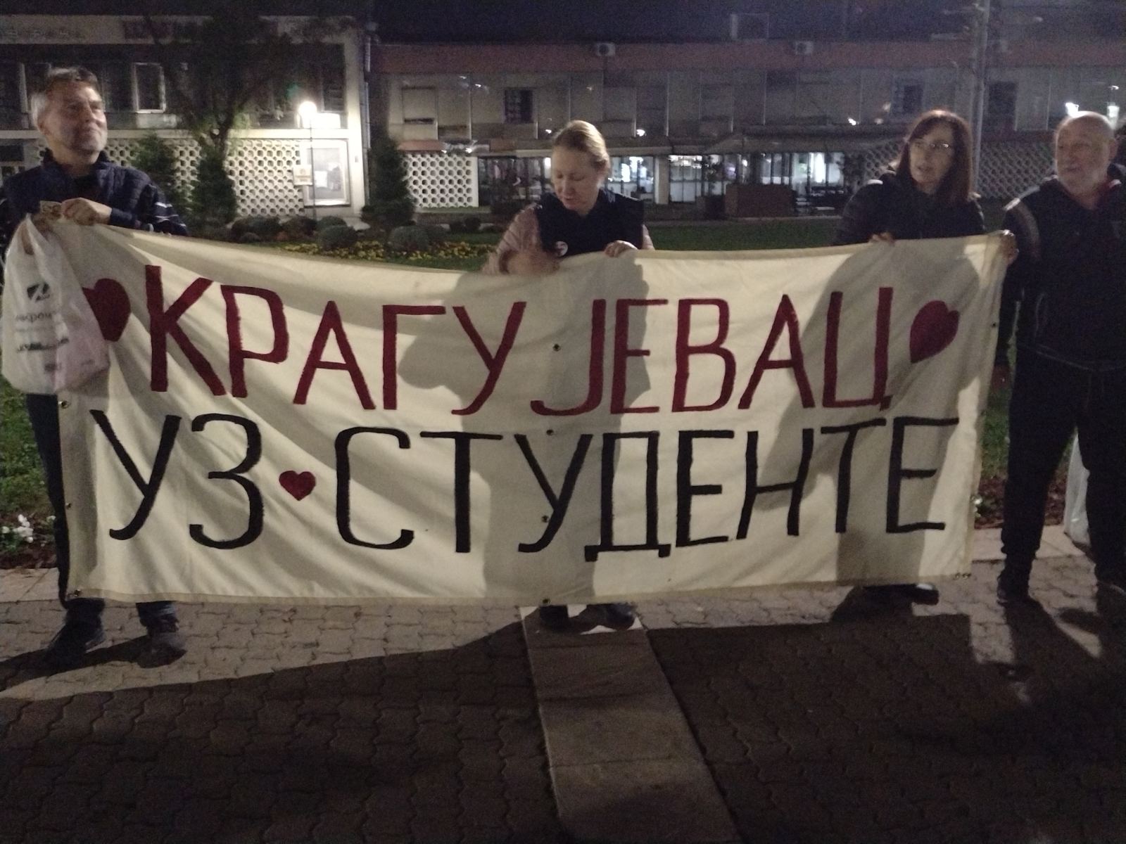 Situacija ispred Skupštine se smirila, i dalje prisutne jake policijske snage, a iz "Ćacilenda" trešti muzika (FOTO/VIDEO) 6 Situacija ispred Skupštine se smirila, i dalje prisutne jake policijske snage, a iz "Ćacilenda" trešti muzika (FOTO/VIDEO) 6