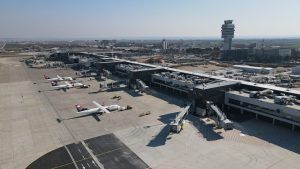Kompanija „Belgrade Airport“ započela je pripremne radove na proširenju terminala aerodroma „Nikola Tesla“ na C strani aerodromskog kompleksa, saopštila je ova kompanija koja upravlja aerodromom Nikola Tesla.
