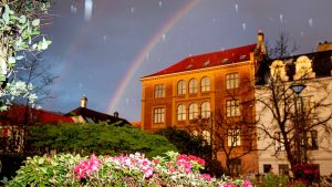 U najkišovitijem gradu Evrope postoji samo jedan mesec u godini koji se slavi kao praznik svetlosti - maj. Upravo taj kratki, gotovo neverovatni period proslavljeni norveški fotograf Helge Skodvin pretvorio je u dugoročni projekat koji stiže pred beogradsku publiku.