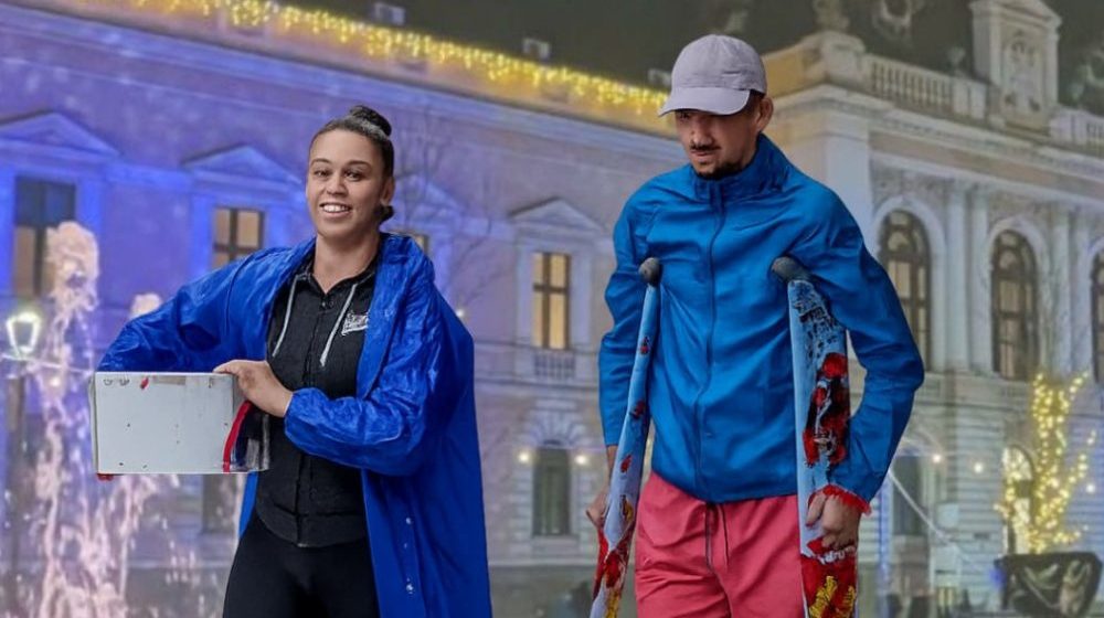 Doček Aleksandra Jovanova i Nine Rađenović koji pešačenjem sakupljaju humanitarnu pomoć za operaciju u Turskoj večeras u Kragujevcu 1