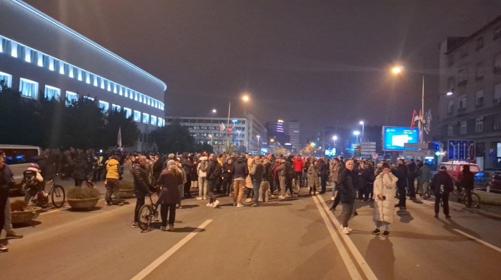 U Novom Sadu protestna šetnja "Preci su nam uzor": Studenti i građani stigli do Jaćimovića koji štrajkuju glađu 11