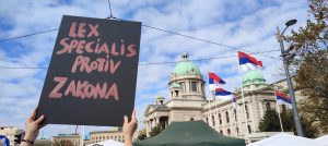 Ispred Skupštine, juče oko jedanaest, građani su u tišini — pre početka zvaničnog trenutka ćutanja za 16 žrtava stradalih u padu nadstrešnice u Novom Sadu — nosili transparente „Svim srcem uz Dijanu Hrku“ i „Leks specijalis neće proći“.