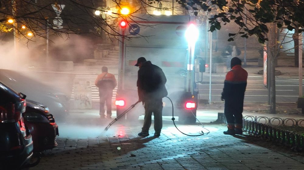 Radnici "Gradske čistoće" uklanjaju crvenu liniju ispred Generalštaba 1