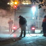 Radnici "Gradske čistoće" uklanjaju crvenu liniju ispred Generalštaba 8