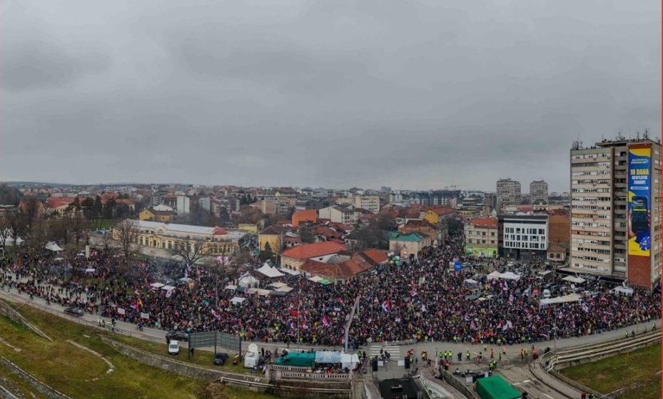 Izložba „Šetnjom do slobode - Sretenje Kragujevac”: Hronika protesta kroz objektiv Lazara Novakovića u Galeriji „Artium” 10