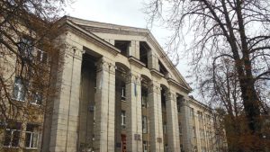 Zaporožje se poput zmije proteže duž Sabornog prospekta dugog deset kilometara, koji povezuje železničku stanicu sa mostom na reci Dnjepar. Sa druge strane reke nalaze se druga naselja, druge ulice, druge zgrade, što Zaporožje čini gradom s dve duše - jednom s ove strane, a drugom s one strane Dnjepra.