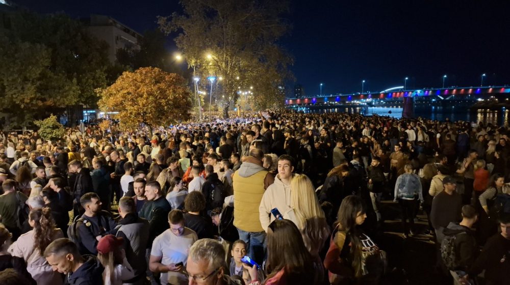 "Vidimo se sutra i svakog drugog dana dok ne bude pravde": Sa 16 minuta tišine i 16 lampiona završen komemorativni skup u Novom Sadu (FOTO/VIDEO) 1