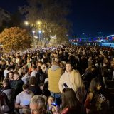 "Vidimo se sutra i svakog drugog dana dok ne bude pravde": Sa 16 minuta tišine i 16 lampiona završen komemorativni skup u Novom Sadu (FOTO/VIDEO) 7