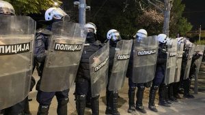 Policajac koji je udarao ženu na protestu u Novom Sadu je izvršio krivično delo: Šta kažu sagovornici Danasa o postupanju policije u Novom Sadu? 16