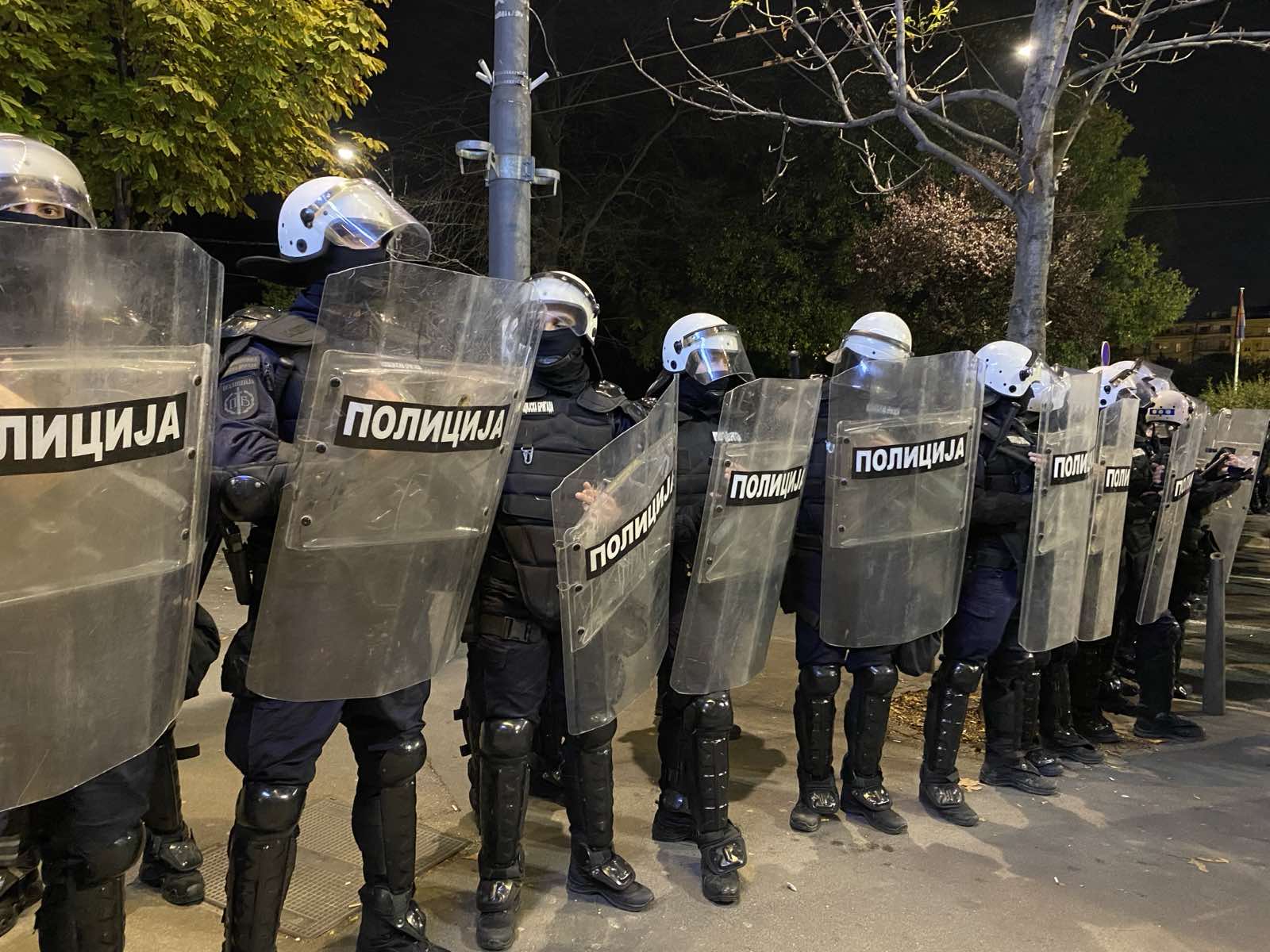 Situacija ispred Skupštine se smirila, i dalje prisutne jake policijske snage, a iz "Ćacilenda" trešti muzika (FOTO/VIDEO) 4 Situacija ispred Skupštine se smirila, i dalje prisutne jake policijske snage, a iz "Ćacilenda" trešti muzika (FOTO/VIDEO) 4