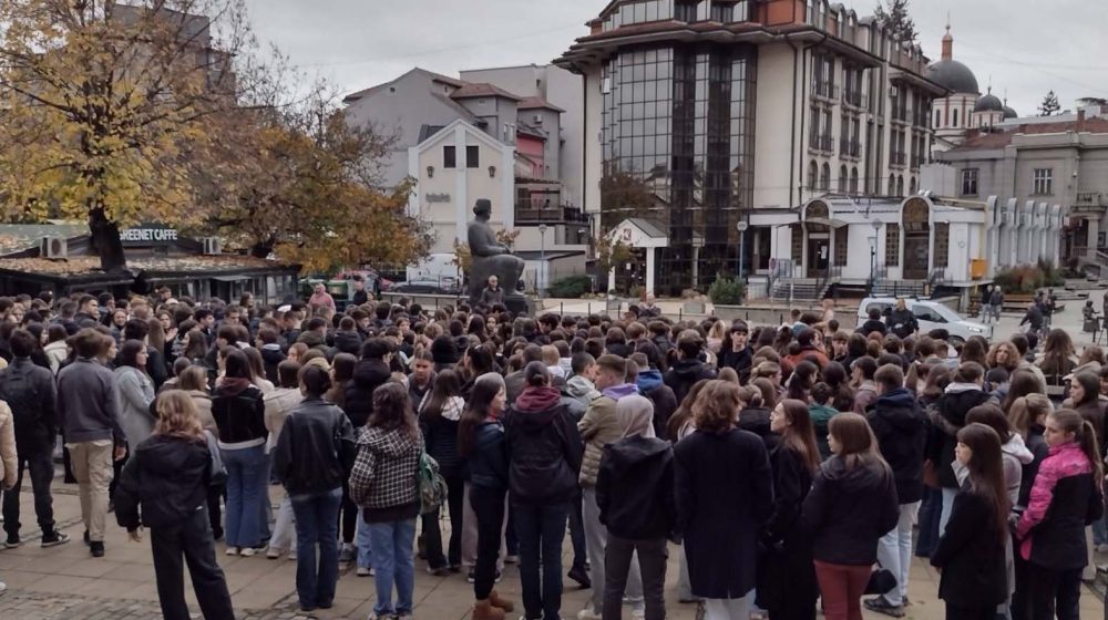 Maturanti Prve kragujevačke gimnazije stupili u bojkot nastave i održali 16 minuta ċutanja na Đačkom trgu 1