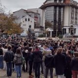 Maturanti Prve kragujevačke gimnazije stupili u bojkot nastave i održali 16 minuta ċutanja na Đačkom trgu 12