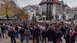Maturanti Prve kragujevačke gimnazije stupili u bojkot nastave i održali 16 minuta ċutanja na Đačkom trgu 2