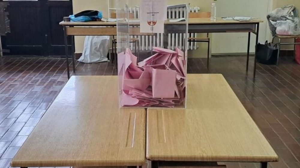 Pucala stakla, letele flaše: Objavljeni snimci masovne tuče pored biračkog mesta u Mionici (VIDEO) 1