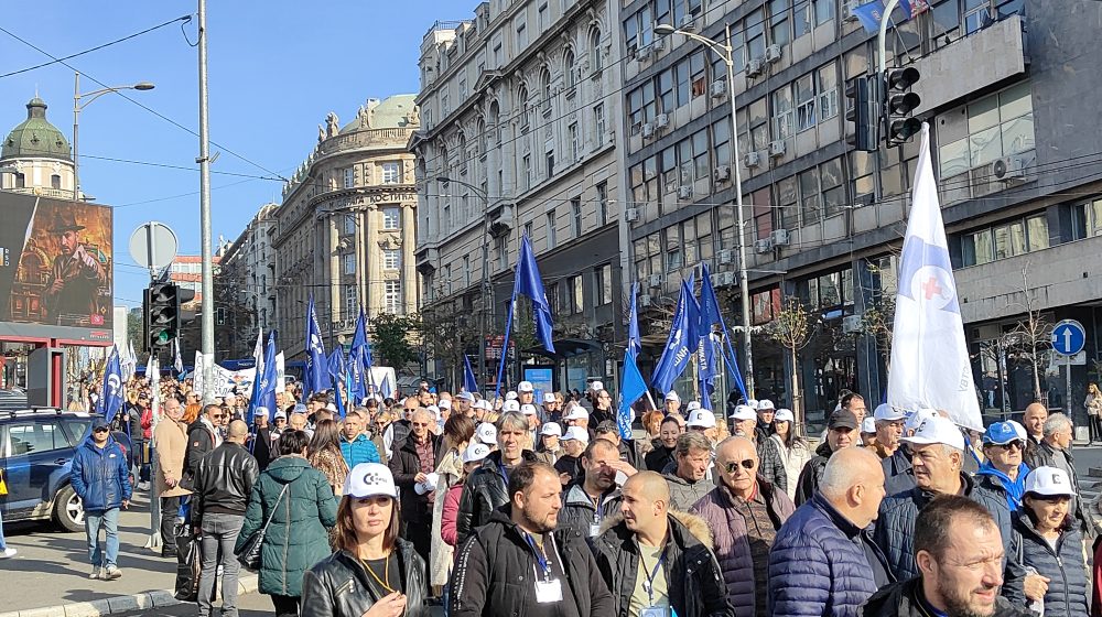 Samostalni sindikat ispred zgrade Vlade drži javnu sednicu: Svi problemi vode ka gubitku poslova (FOTO, VIDEO) 13