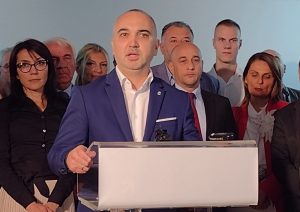 Odbornik Tanović iz kragujevačkog POKS-a primorao vlast u Kragujevcu da oda poštu nastradalima u Novom Sadu na sednici Skupštine grada 2