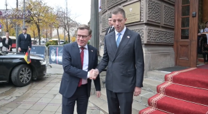 Ministar spoljnih poslova Nemačke Johan Vadeful (Johann Wadephul) izjavio je jutros u Beogradu da će Srbija na izborima odlučiti kojim će putem ići i da nema sumnje da će to biti omogućeno.