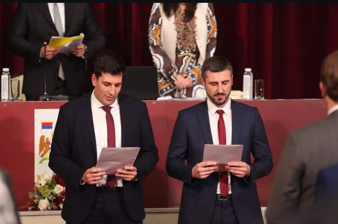 Ona je cenu korupcije „platila” a sada je vodilja svih nas: Opozicioni odbornici iz Kragujevca Nešić i Barać podržali Dijanu Hrku 2 Ona je cenu korupcije „platila” a sada je vodilja svih nas: Opozicioni odbornici iz Kragujevca Nešić i Barać podržali Dijanu Hrku 2