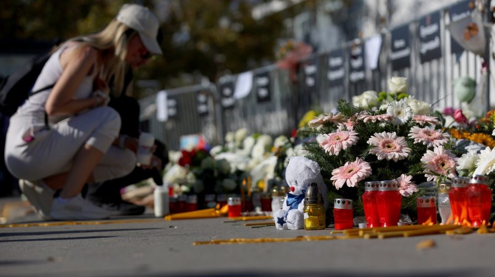 AFP: Srbija demonstrira i odaje počast žrtvama pada nadstrešnice Železničke stanice u Novom Sadu 1