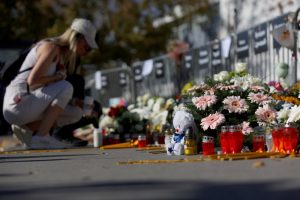 AFP: Srbija demonstrira i odaje počast žrtvama pada nadstrešnice Železničke stanice u Novom Sadu 1