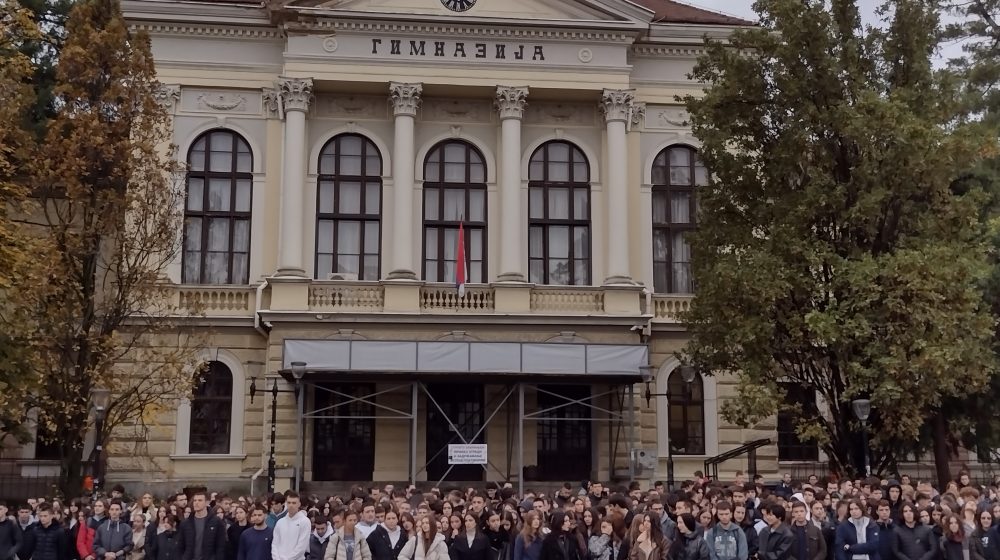 Svi na ulice: Maturanti Prve kragujevačke gimnazije pozivaju na večerašnji protest na Đačkom trgu 1