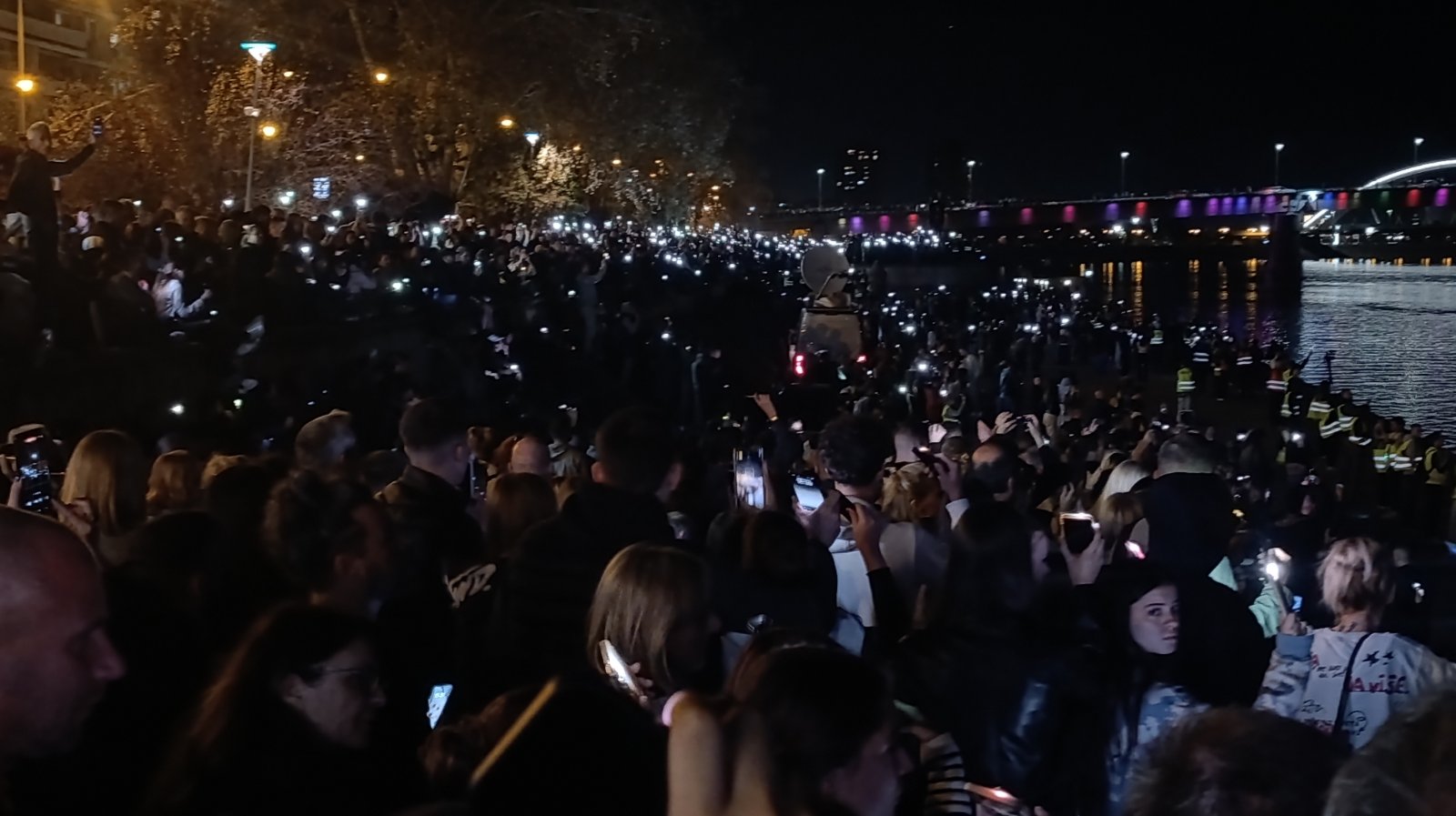 "Vidimo se sutra i svakog drugog dana dok ne bude pravde": Sa 16 minuta tišine i 16 lampiona završen komemorativni skup u Novom Sadu (FOTO/VIDEO) 3