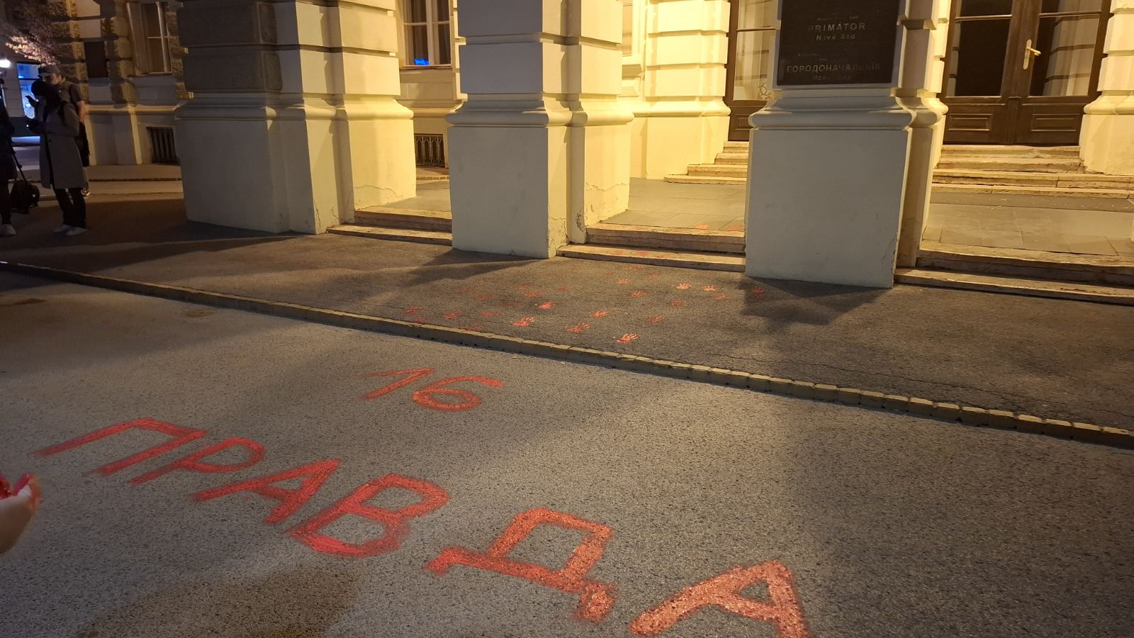 Situacija ispred Skupštine se smirila, i dalje prisutne jake policijske snage, a iz "Ćacilenda" trešti muzika (FOTO/VIDEO) 2 Situacija ispred Skupštine se smirila, i dalje prisutne jake policijske snage, a iz "Ćacilenda" trešti muzika (FOTO/VIDEO) 2