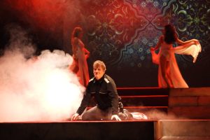 Decembarski repertoar Zvezdara teatra je spreman, pored redovnih predstava publiku očekuju i jedno pesničko i koncertno veče, kao i dva gostovanja drugih pozorišta, a prodaja ulaznica započela je danas, najavila je ova kuća.