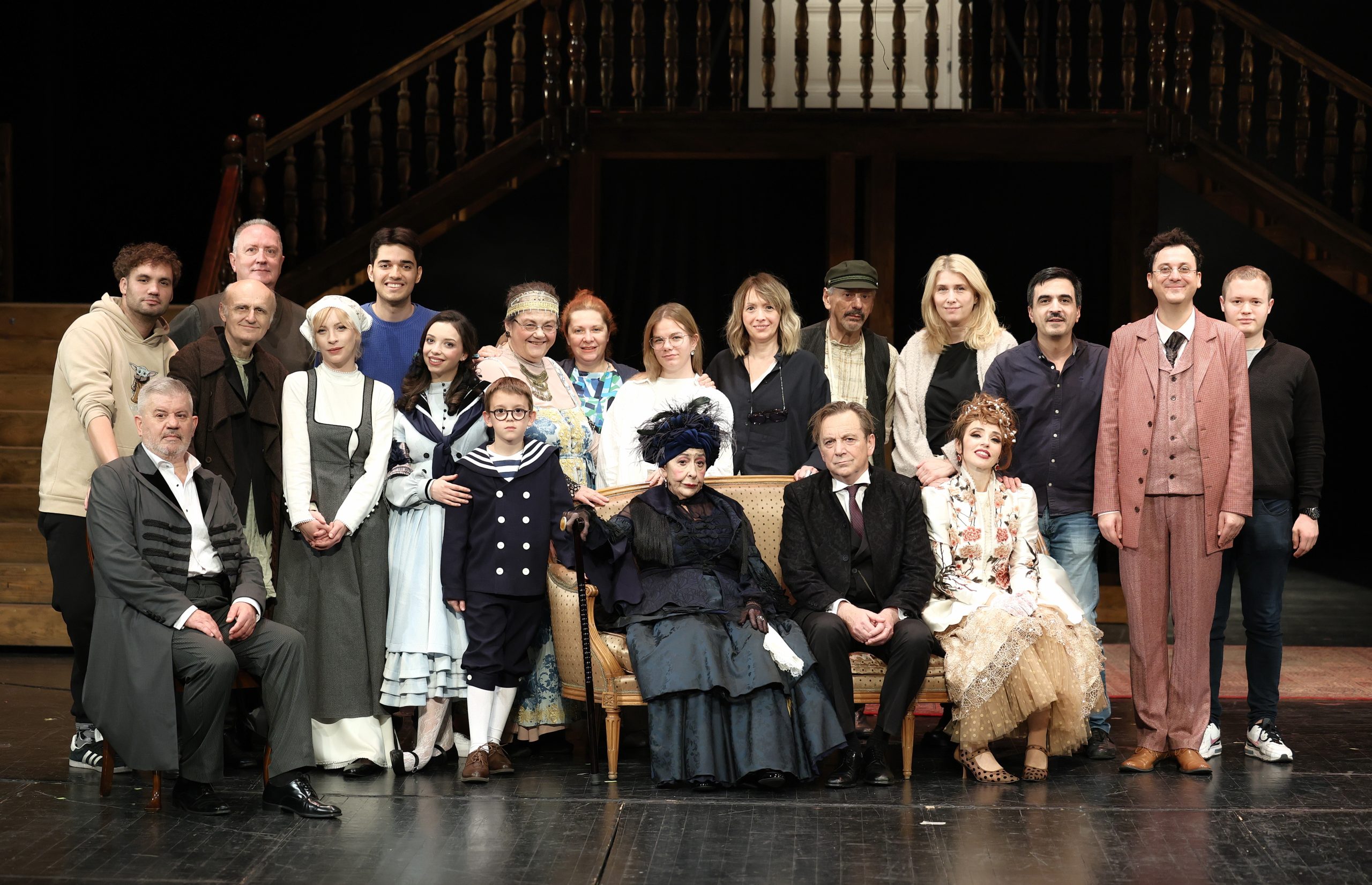 Višeminutne ovacije Tihomiru Staniću na njegov 65. rođendan, Svetlani Bojković i ekipi predstave "Gospodin u čizmama od dima" 2 Višeminutne ovacije Tihomiru Staniću na njegov 65. rođendan, Svetlani Bojković i ekipi predstave "Gospodin u čizmama od dima" 2