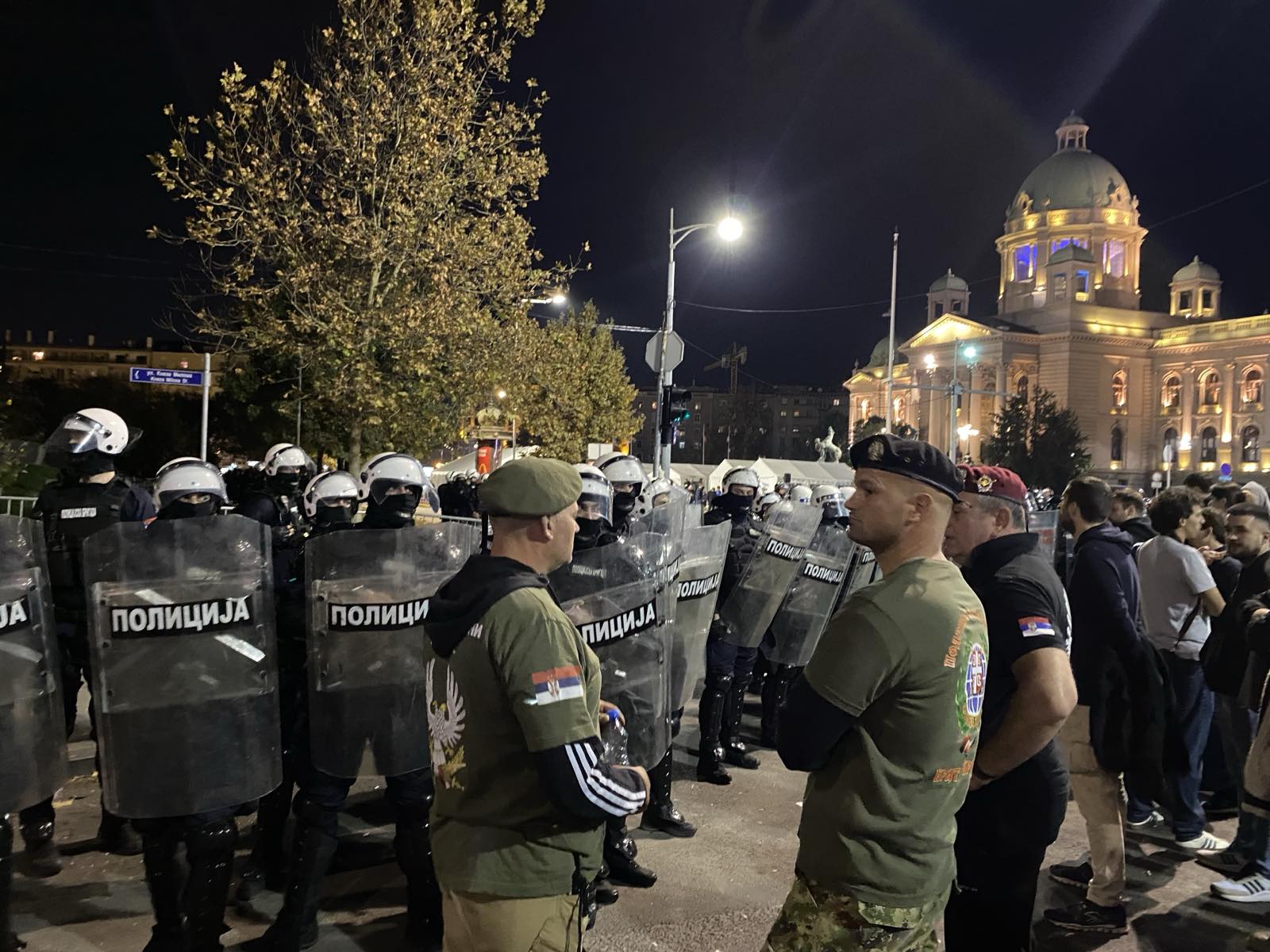 Situacija ispred Skupštine se smirila, i dalje prisutne jake policijske snage, a iz "Ćacilenda" trešti muzika (FOTO/VIDEO) 3 Situacija ispred Skupštine se smirila, i dalje prisutne jake policijske snage, a iz "Ćacilenda" trešti muzika (FOTO/VIDEO) 3