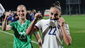 Ema Aleksić koja brani gol ekipe Keja iz Danske je na simboličan način pokazala da je mislima uz svoj narod.