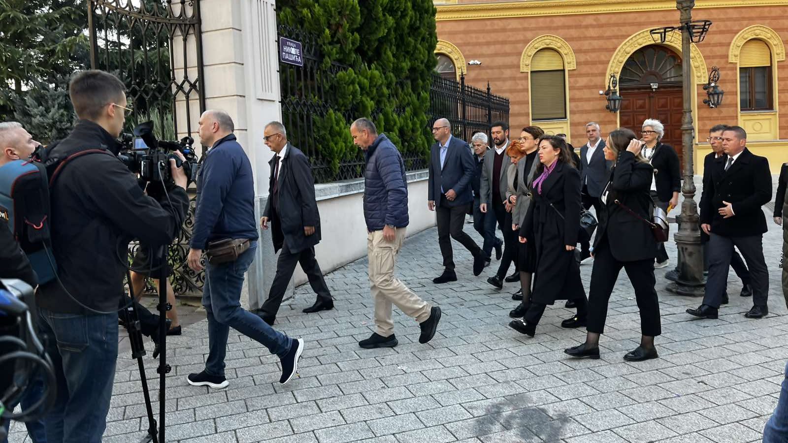 "Vidimo se sutra i svakog drugog dana dok ne bude pravde": Sa 16 minuta tišine i 16 lampiona završen komemorativni skup u Novom Sadu (FOTO/VIDEO) 16