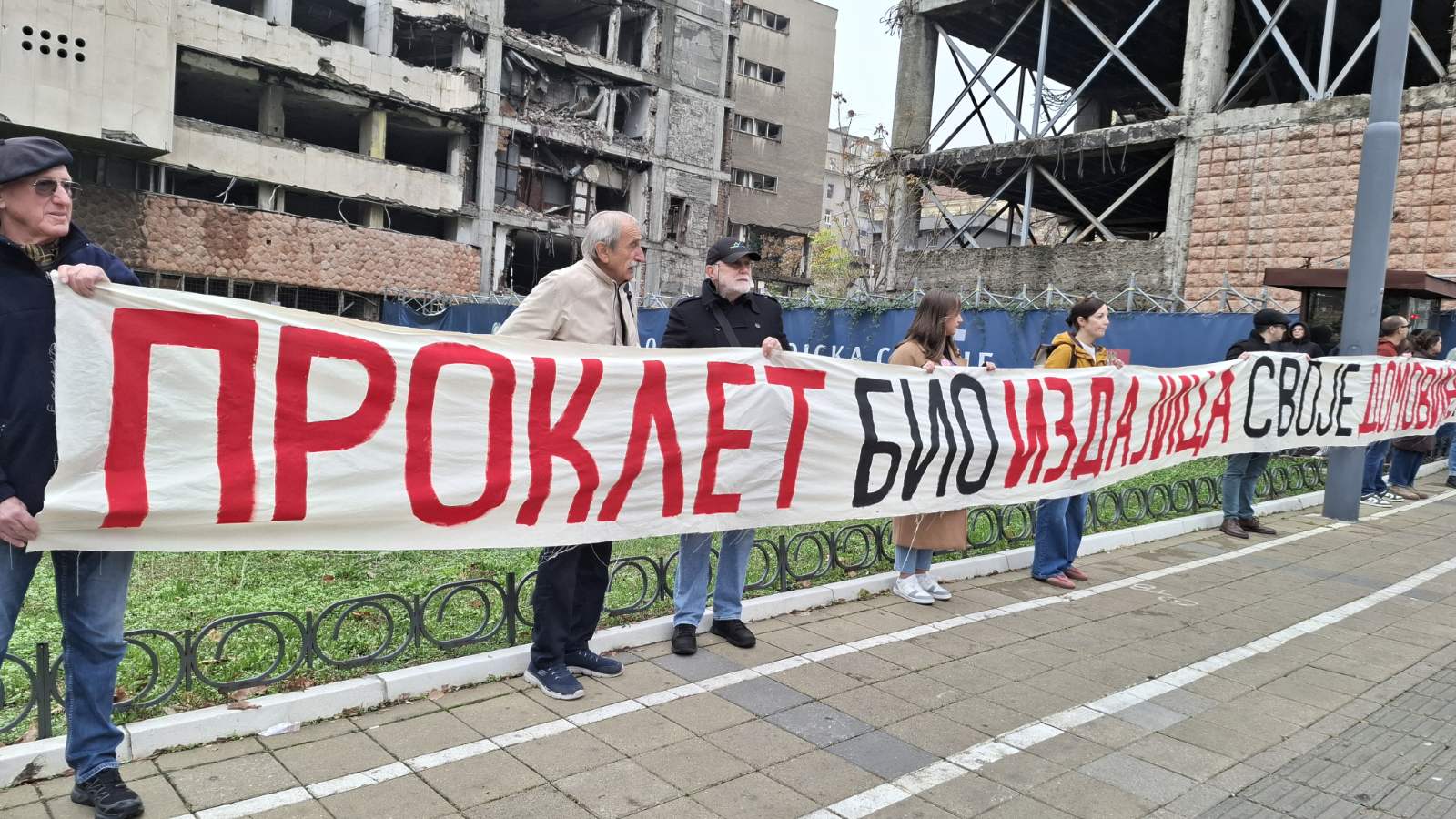 Završen protest ispred Generalštaba: "Nećemo mirno gledati rušenje i gaženje Ustava i zakona" 3
