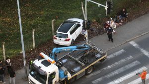 Na Banjici kod pet solitera automobil je udario dva pešaka, potvrdili su za Danas u MUP-u i Hitnoj pomoći.