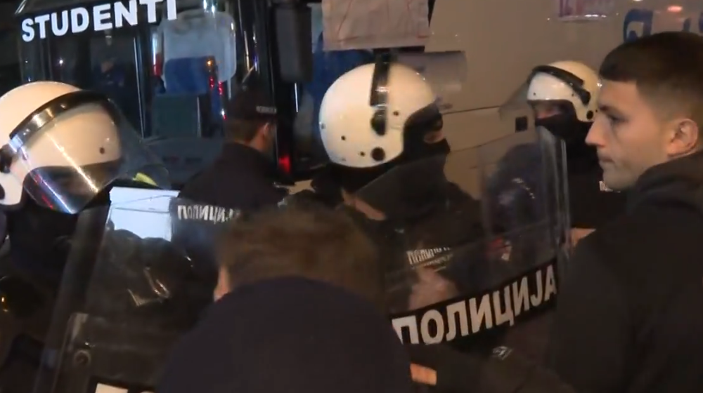 U Novom Sadu sukob građana i policije: Odvoze autobus Jaćimovića 16