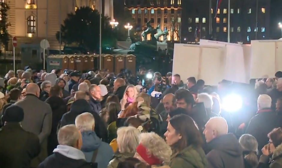 Skup solidarnosti sa N1 ispred Skupštine: Prisutni i novinari Informera sa svojim transparentima 1