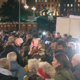 Skup solidarnosti sa N1 ispred Skupštine: Prisutni i novinari Informera sa svojim transparentima 10