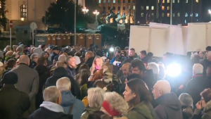 Skup solidarnosti sa N1 ispred Skupštine: Prisutni i novinari Informera sa svojim transparentima 1