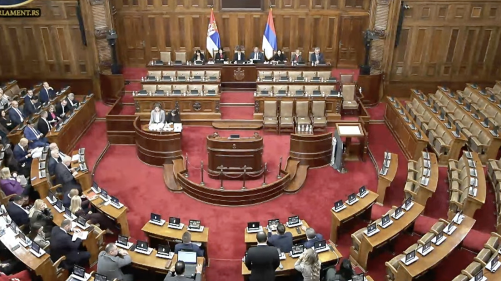 Nastavljena sednica Skupštine Srbije: Poslanici opozicije ušli na glavni ulaz kroz Ćacilend 1