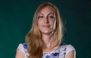 Kada je Insajder objavio vest da je BIA došla do audio-snimka razgovora novosadskih aktivista „slučajno“, tako što je na merama držala lice koje nije obuhvaćeno optužnicom, malo ko je pomislio da bi to mogla da bude narodna poslanica Pokreta slobodnih građana Ana Oreg.